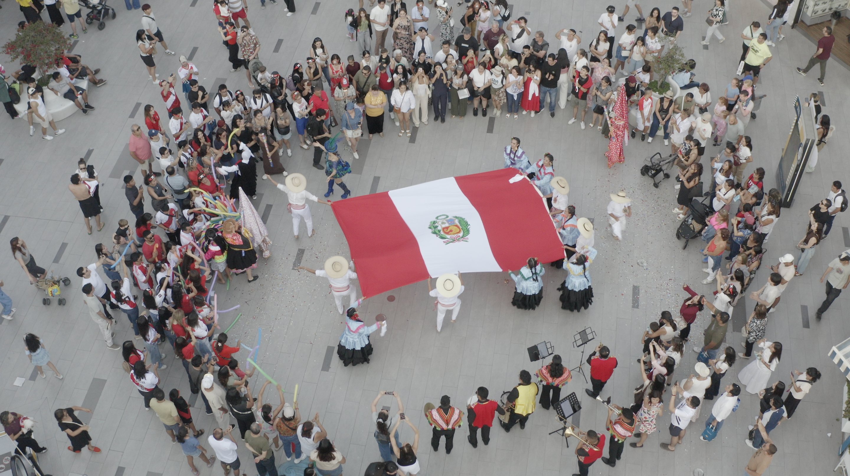Larcomar vista aérea nocturna